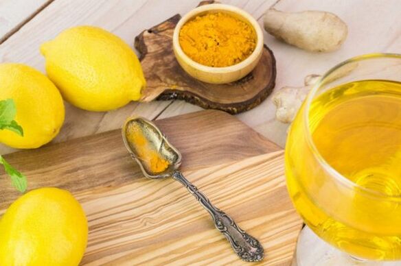 Beba con limón, jengibre y cúrcuma para obtener mayores beneficios.