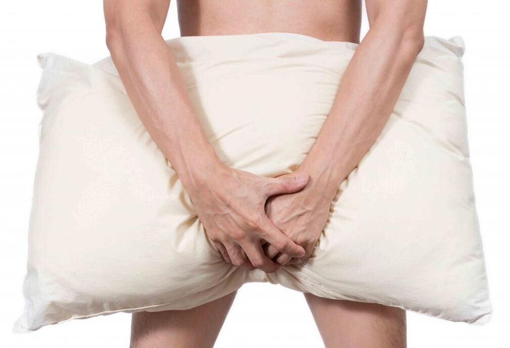 El hombre hace ejercicio para aumentar la potencia.